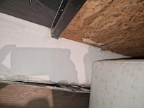 Likaa sängyn päädyssä