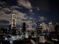 Tiene buenas vistas en la noche.