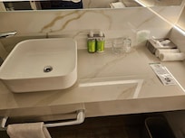 Jabón y loción hidratante, difícil de acceder.