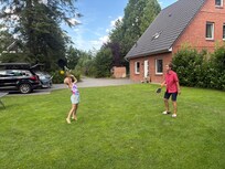 Ballspiele auf der großen Rasenfläche