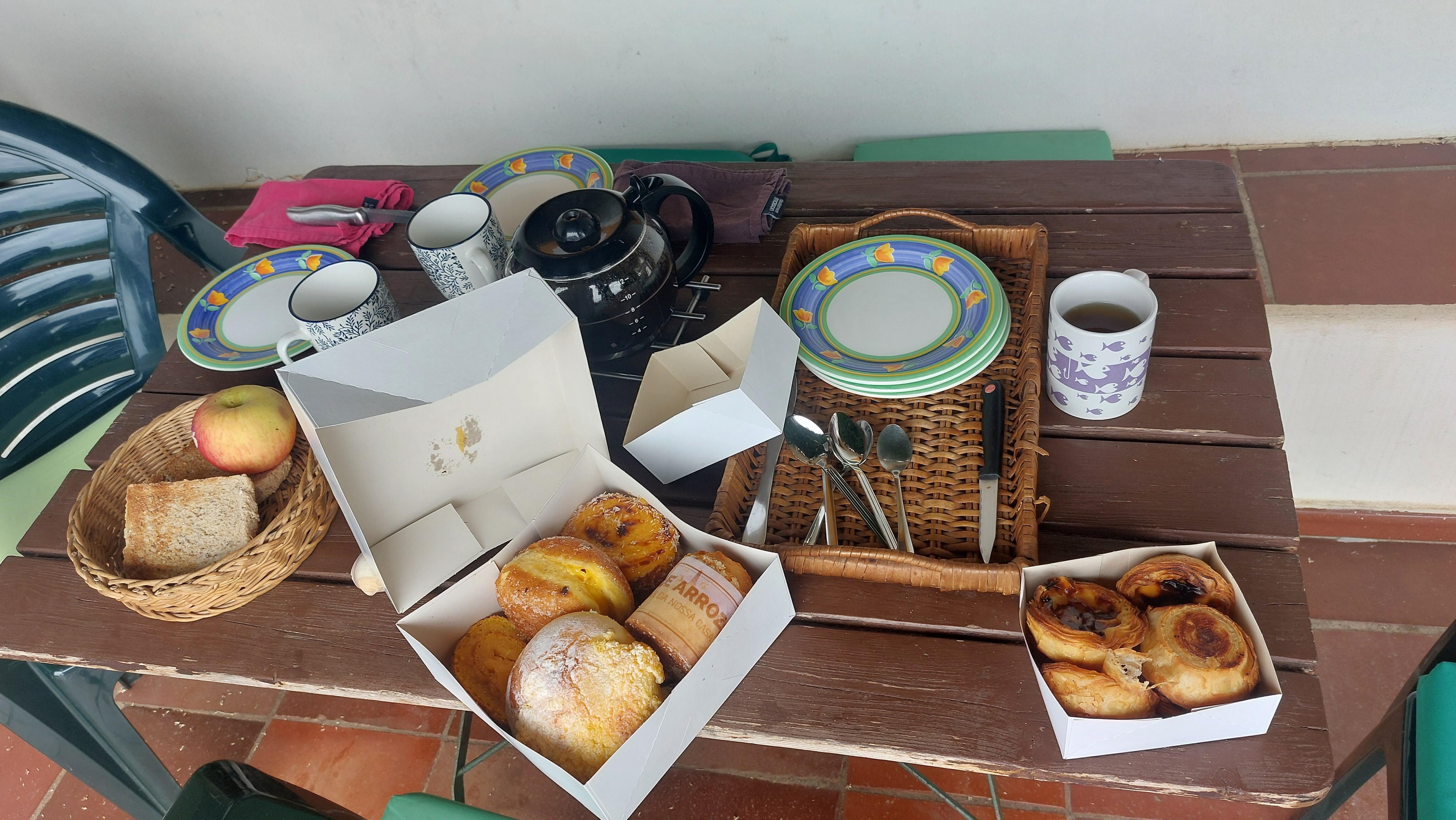 Petit déjeuner sur la terrasse, pasteis oblige !