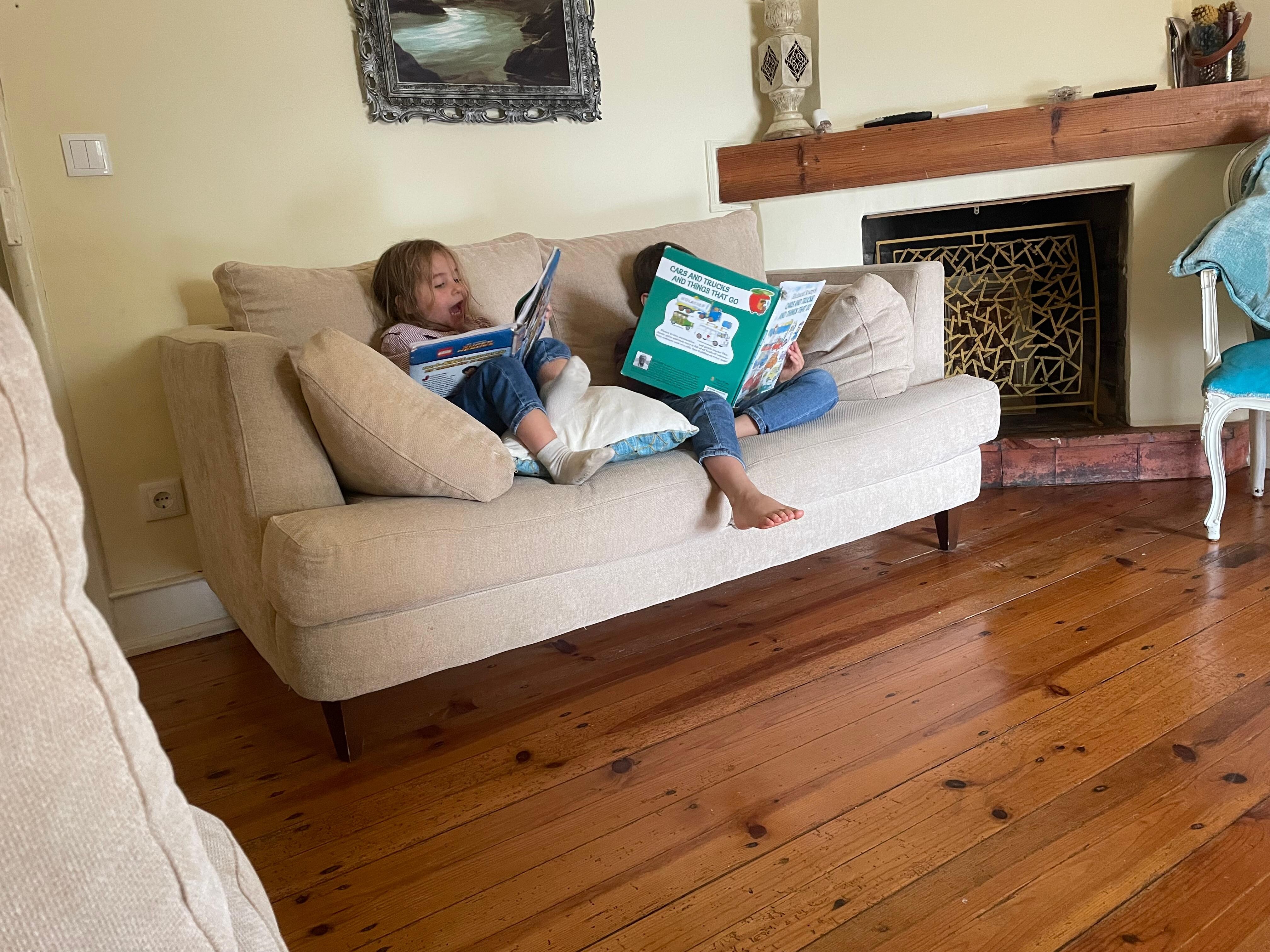 Boekjes lezen in de huiskamer