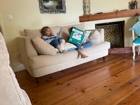 Boekjes lezen in de huiskamer