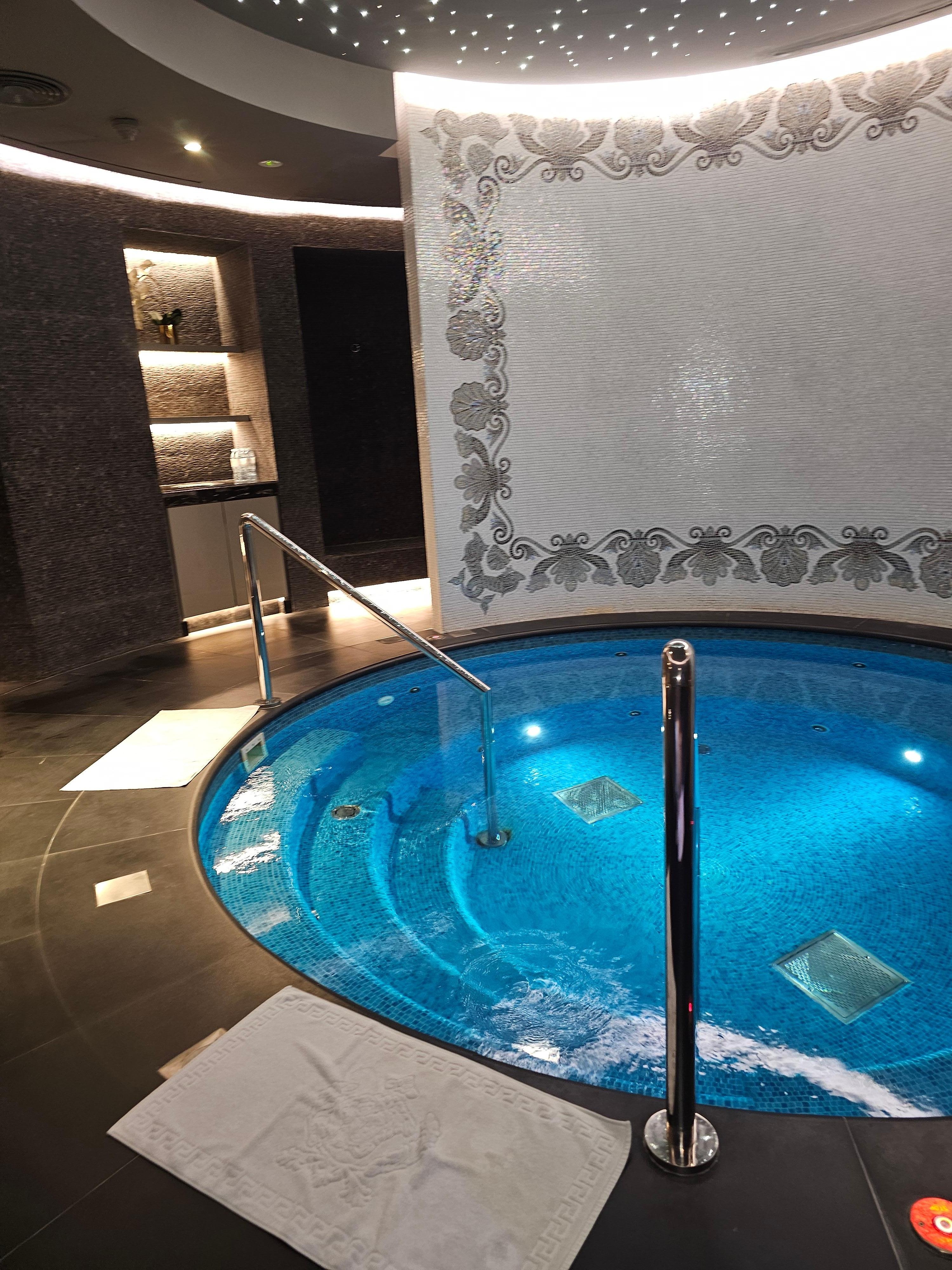 The spa facilities are 5 star. However the hydra jet in the jacuzzi was not working. 