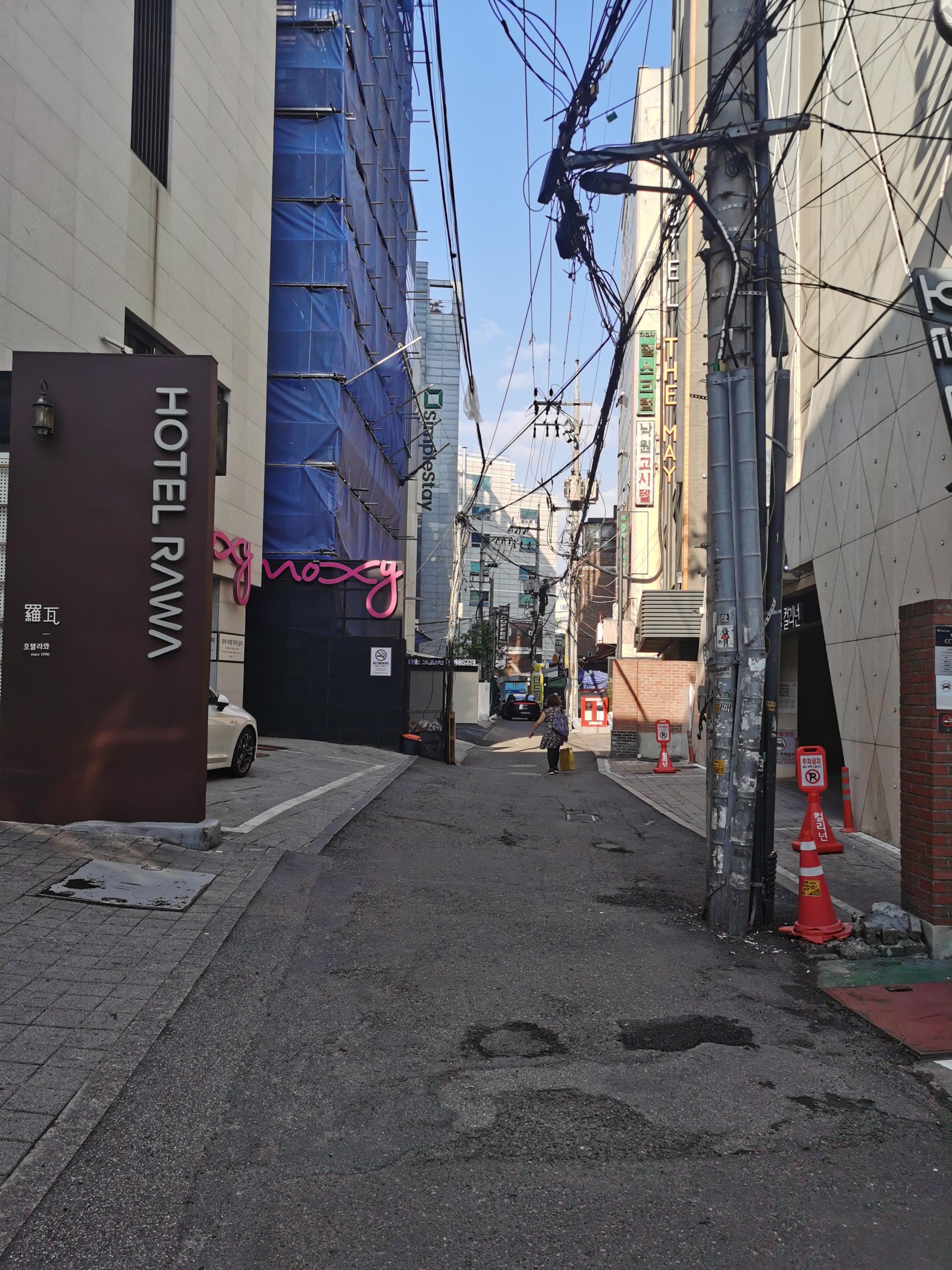 alley way leading to the hotel
