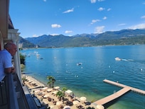 Transats au bord du lac