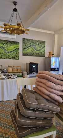 Au petit déjeuner, ils ne prennent pas le temps d'enlever les dessus de chaises de l'extérieur