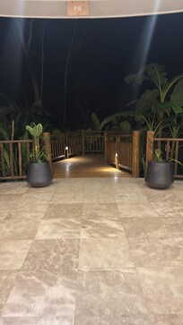 El hotel es hermoso, su personal muy amable, pero mo tienen autorización de nada