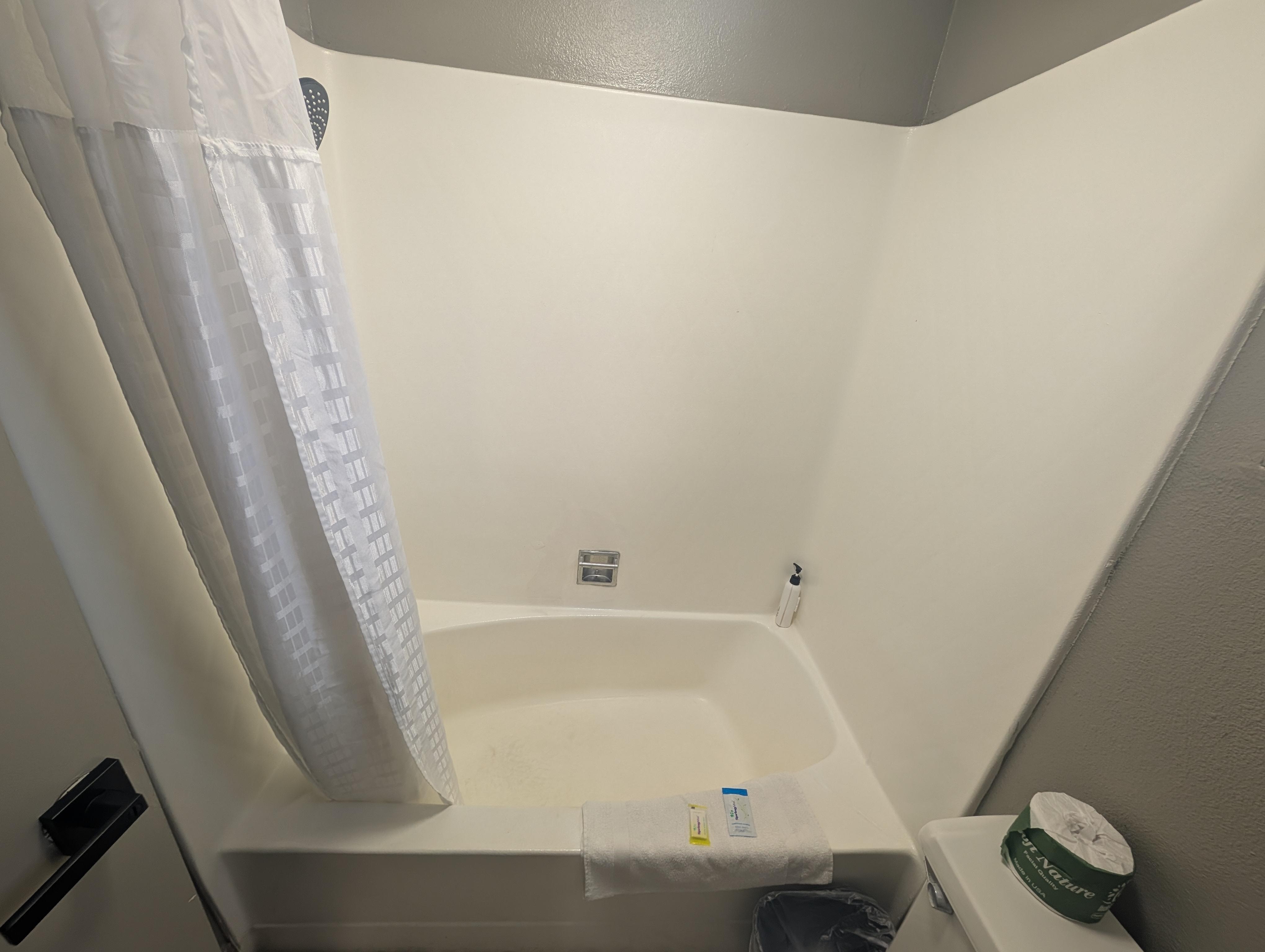 No private hot tub as advertised.