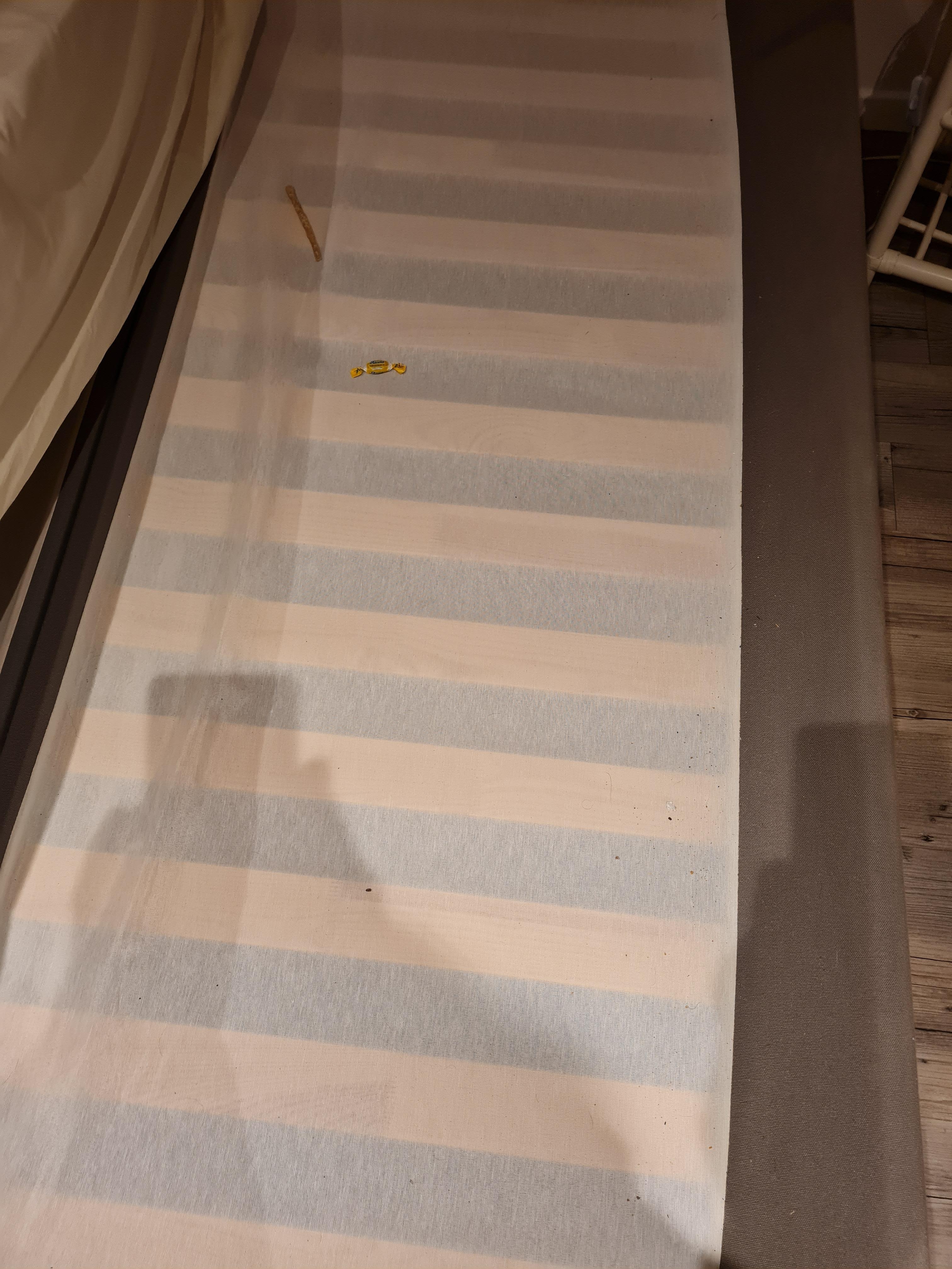 Sommiers découverts en l'ETAT, avec stylo et bonbons et saletés comme photo. INACCEPTABLE