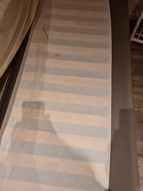 Sommiers découverts en l'ETAT, avec stylo et bonbons et saletés comme photo. INACCEPTABLE