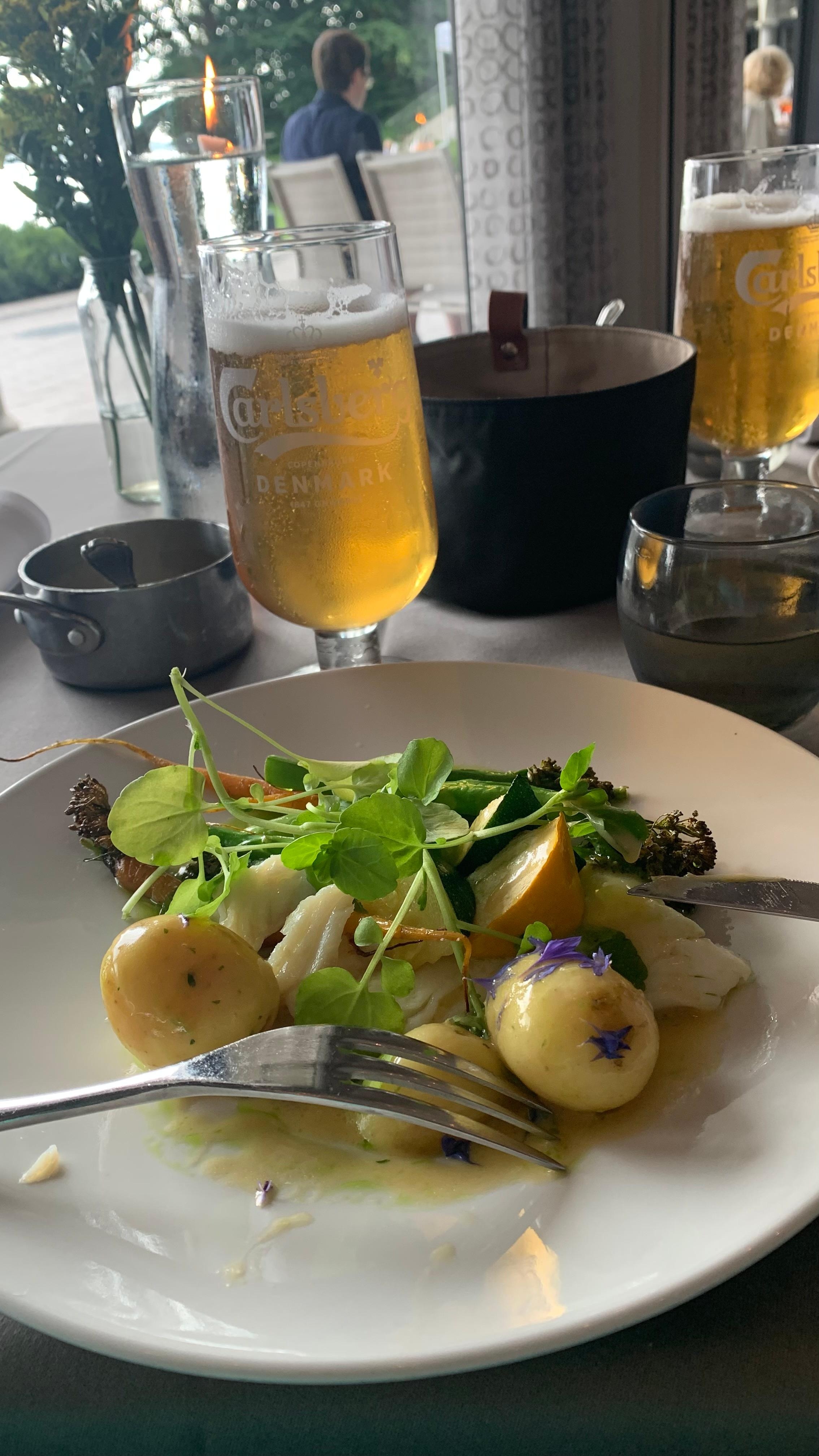 Dagens fiskeret med bagt torsk, nye kartofler, urter og grøntsager.