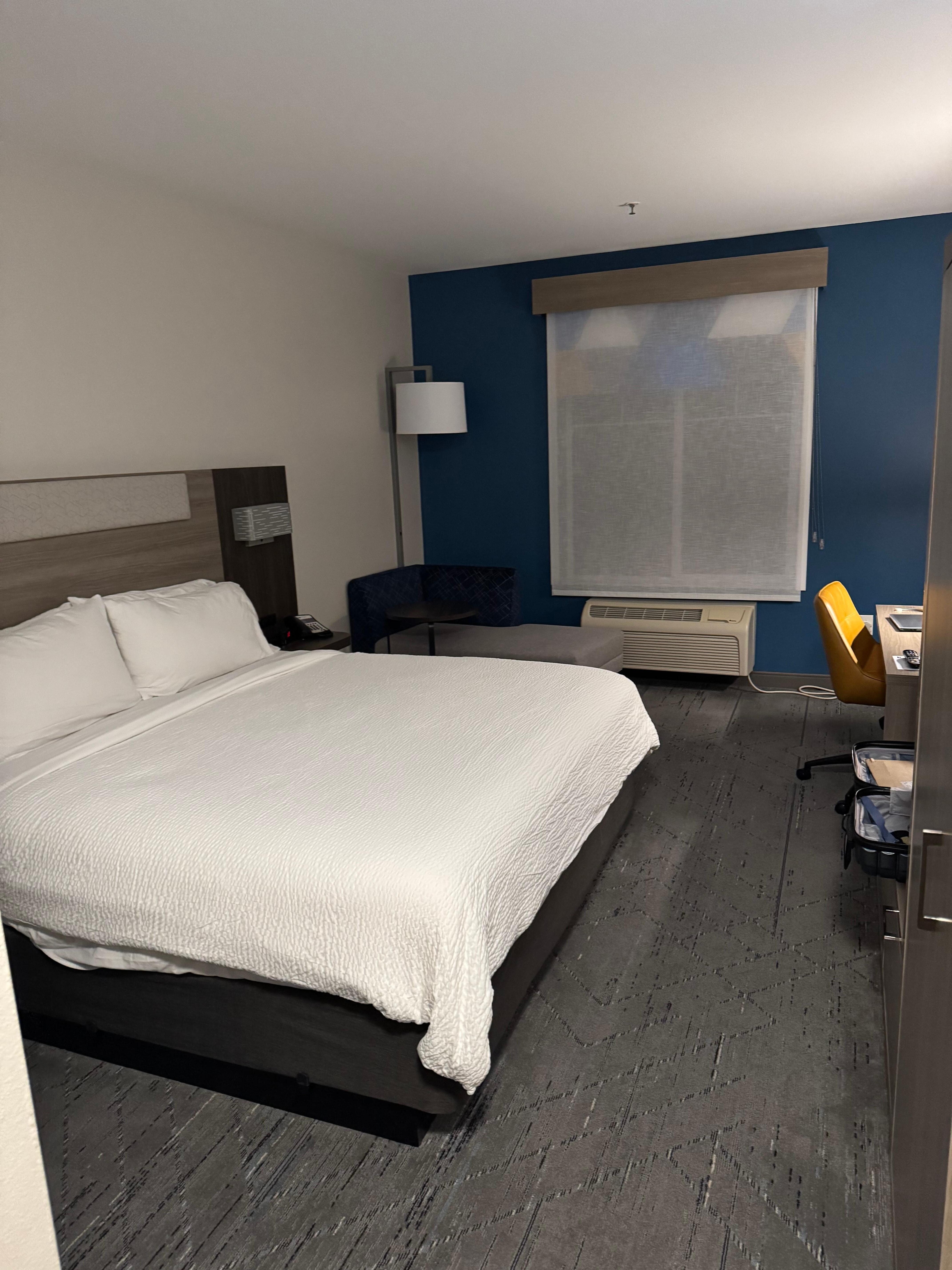 Nice room, comfy to be in with a nice work and reading space. 