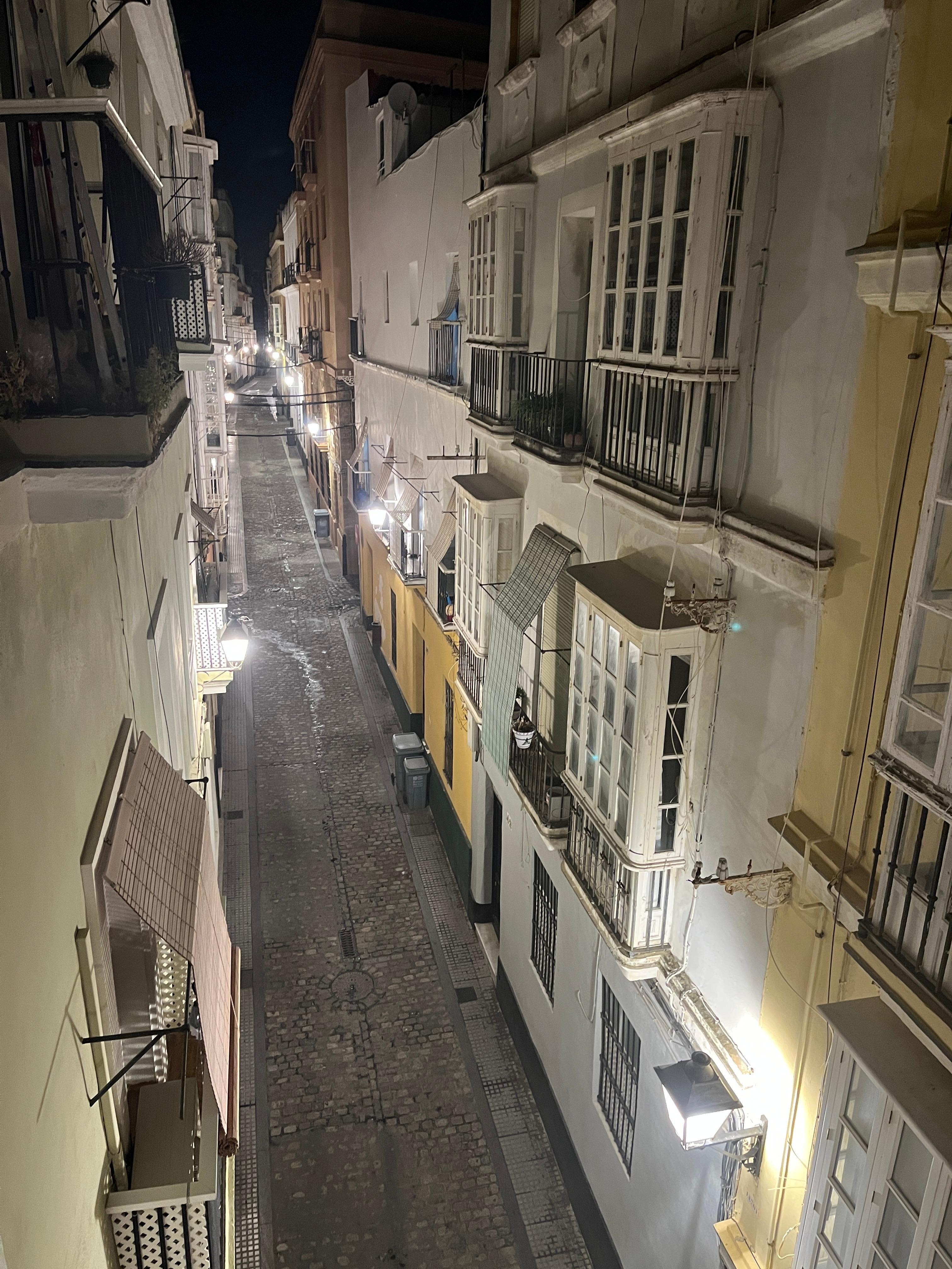 Blick bei Nacht die Strasse hinauf.
