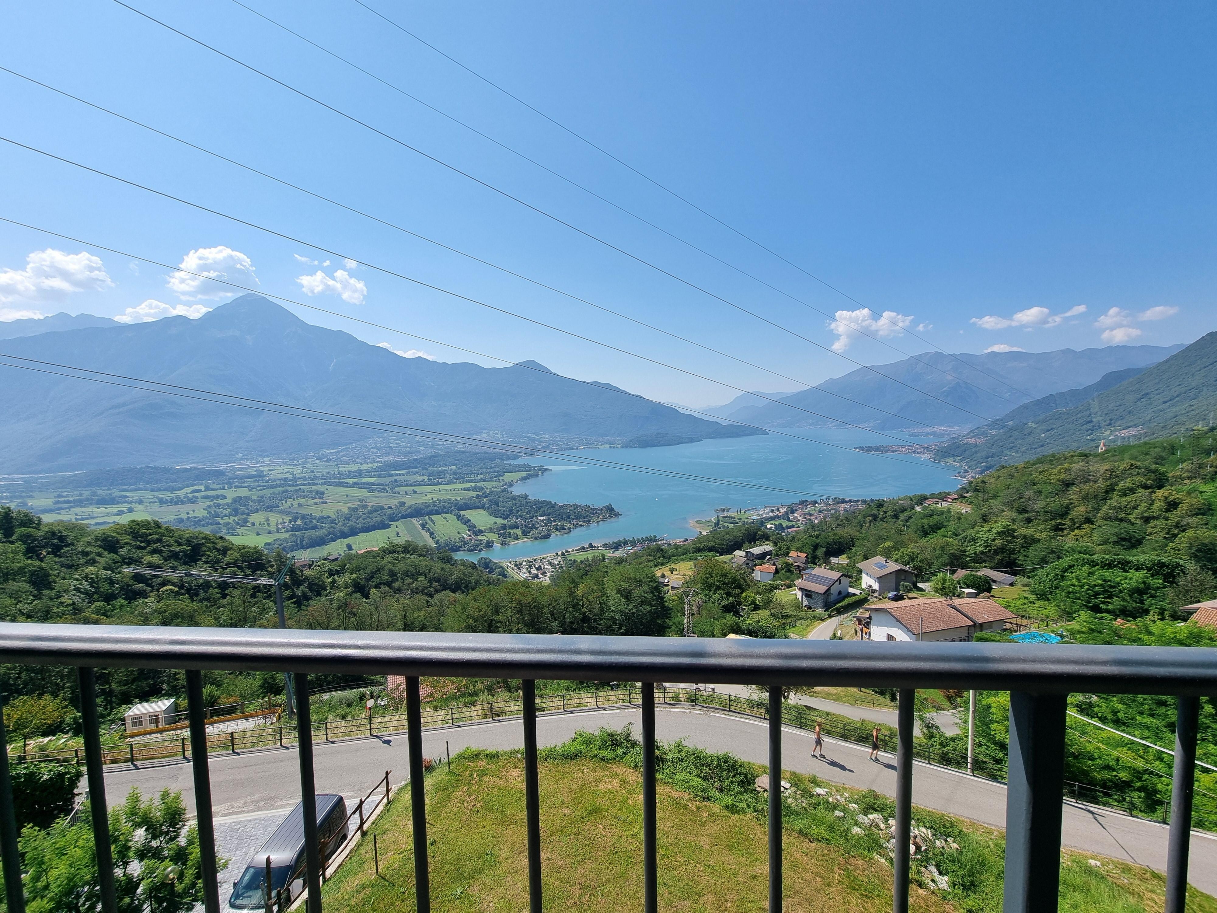 Bei Tag ist die Aussicht vom Balkon ein wunderschöner, weiter Blick