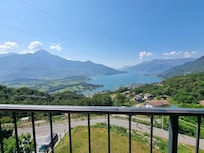 Bei Tag ist die Aussicht vom Balkon ein wunderschöner, weiter Blick