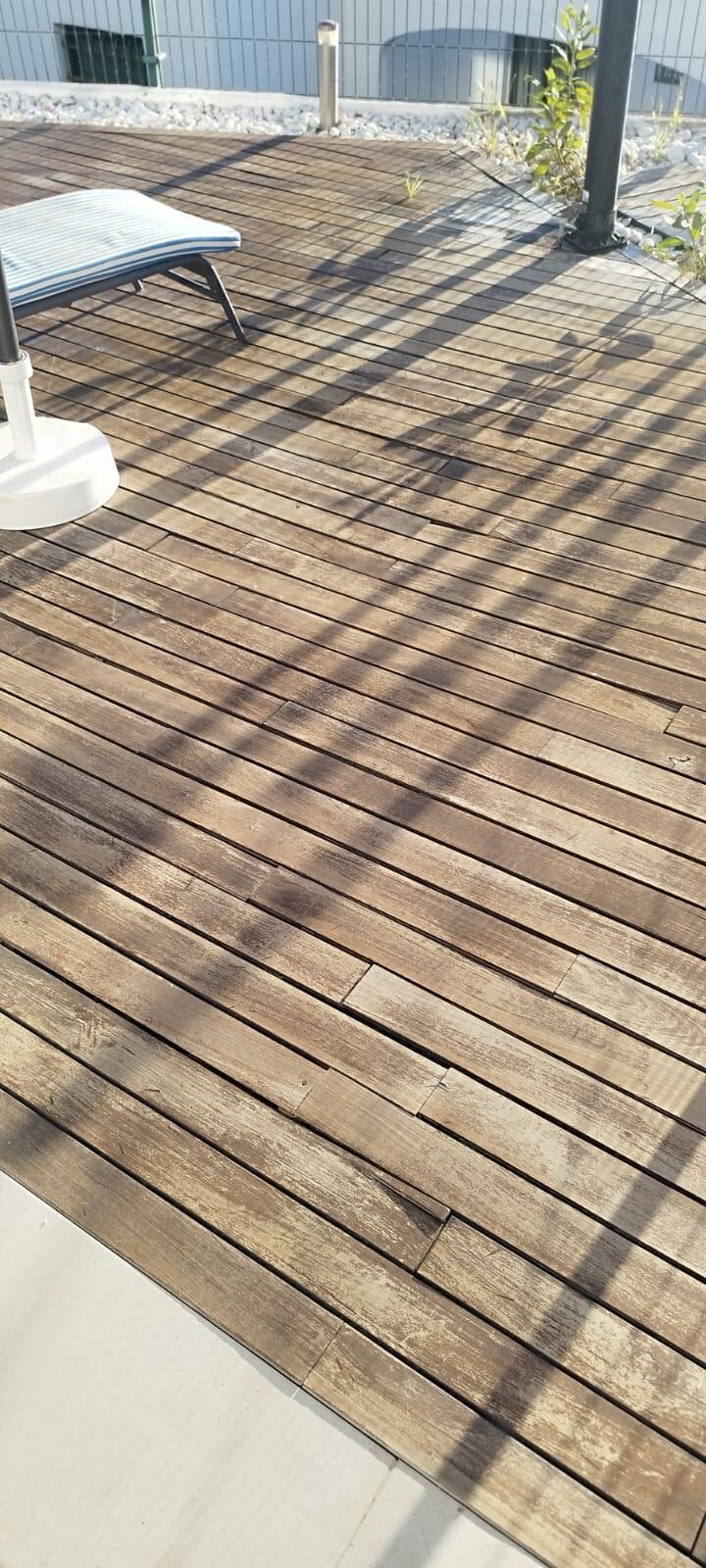 Das Holzparkett ist teilweise defekt , nicht gestrichen und vergammelt und an vielen Stellen waren die Hölzer gebrochen.