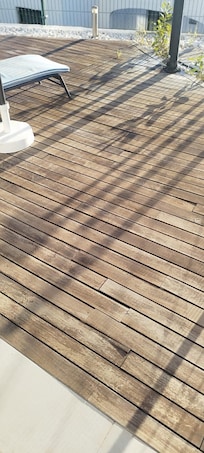 Das Holzparkett ist teilweise defekt , nicht gestrichen und vergammelt und an vielen Stellen waren die Hölzer gebrochen.