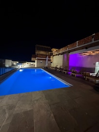 Roof top con jacuzzi bar palapas camastros y miradores