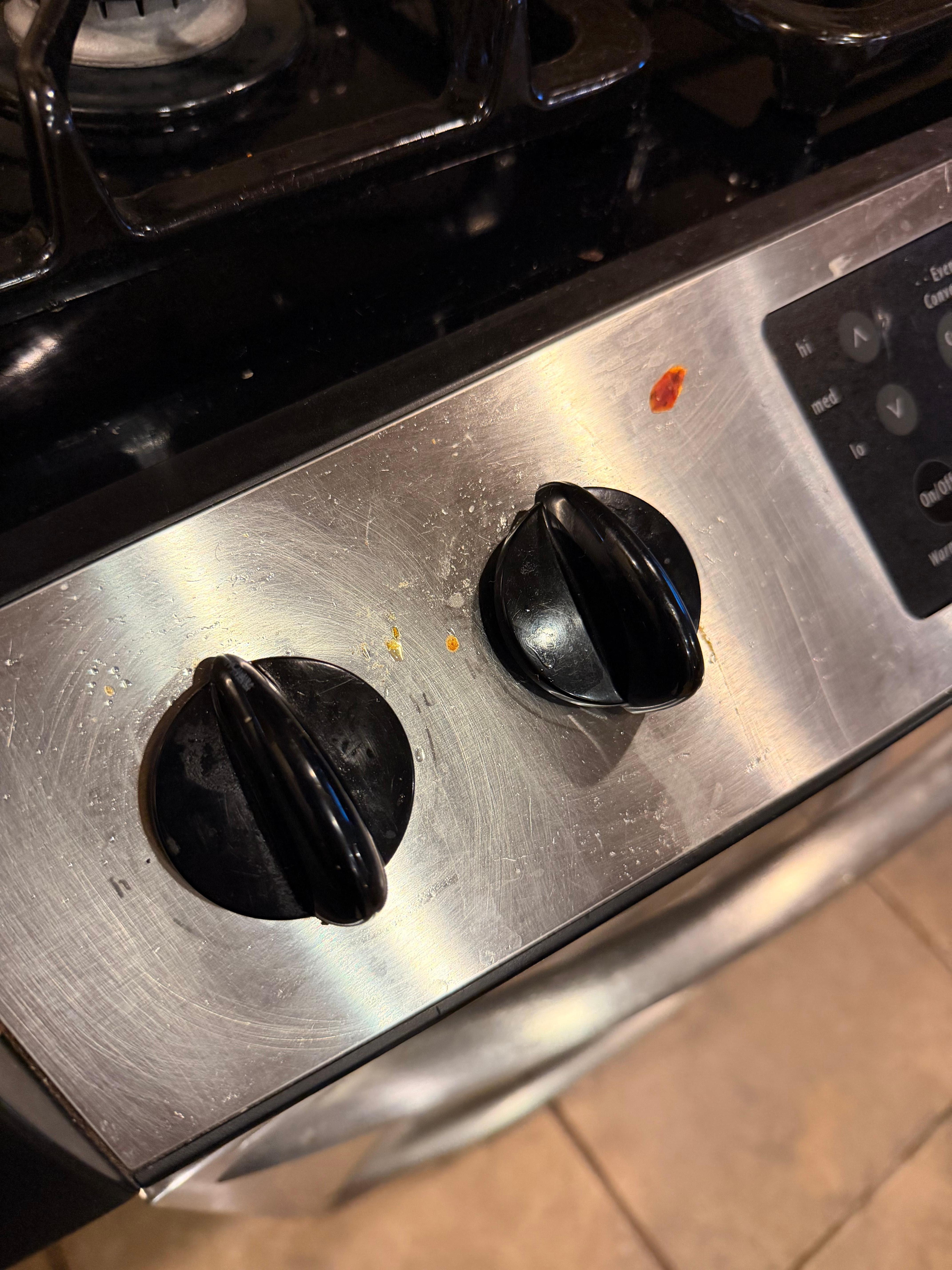 Appears that no one cleaned after the last guest cooked. Grease and food on the stove.