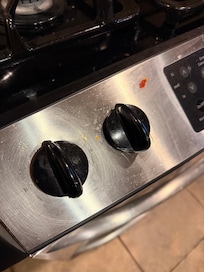 Appears that no one cleaned after the last guest cooked. Grease and food on the stove.