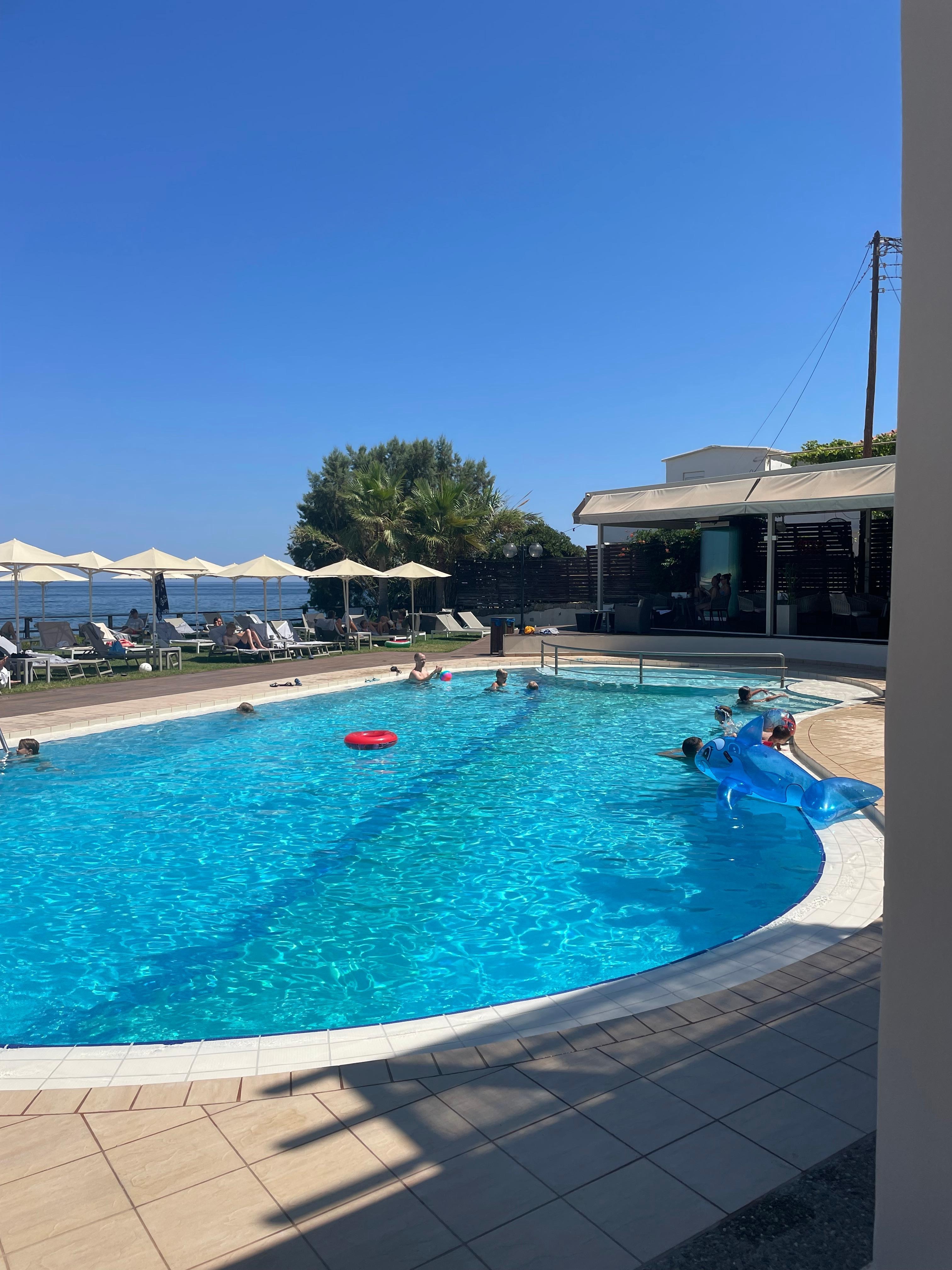 Dejligt poolområde med bar