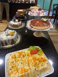 Uma variedade de bolos para o café da manhã.