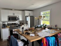 Kitchen and breakfast bar. Great for cooking