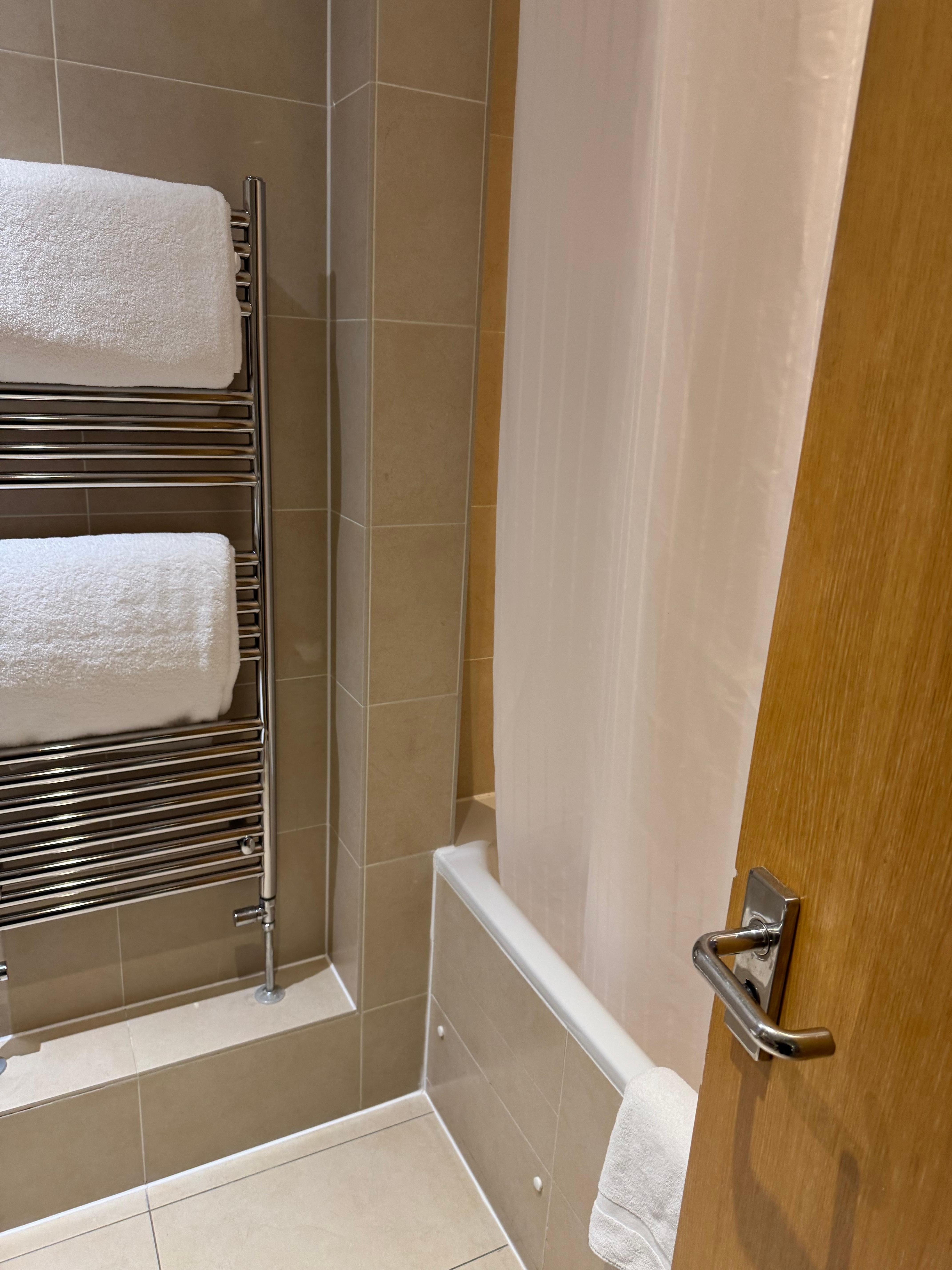 Il bagno basic della prima stanza 