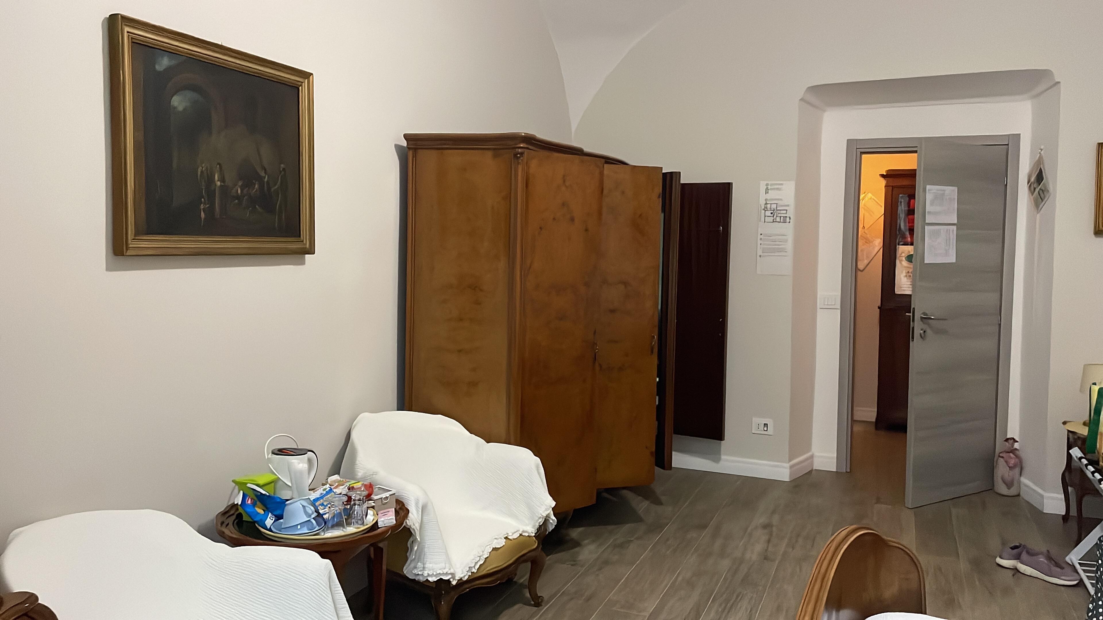 de kas was van haar grootmoeder geweest . Was een gewelfde kamer . 