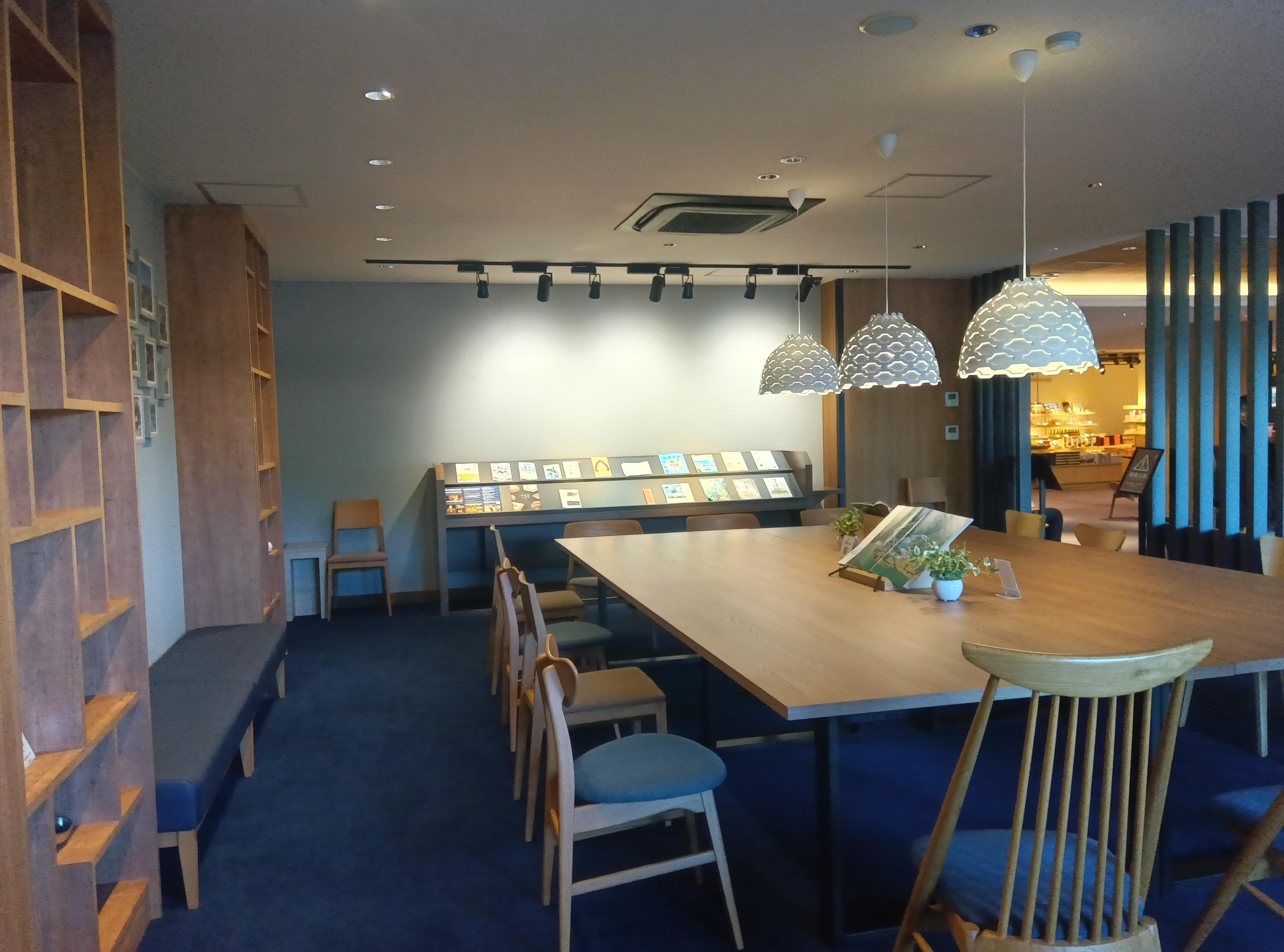 ラウンジ内の図書コーナー