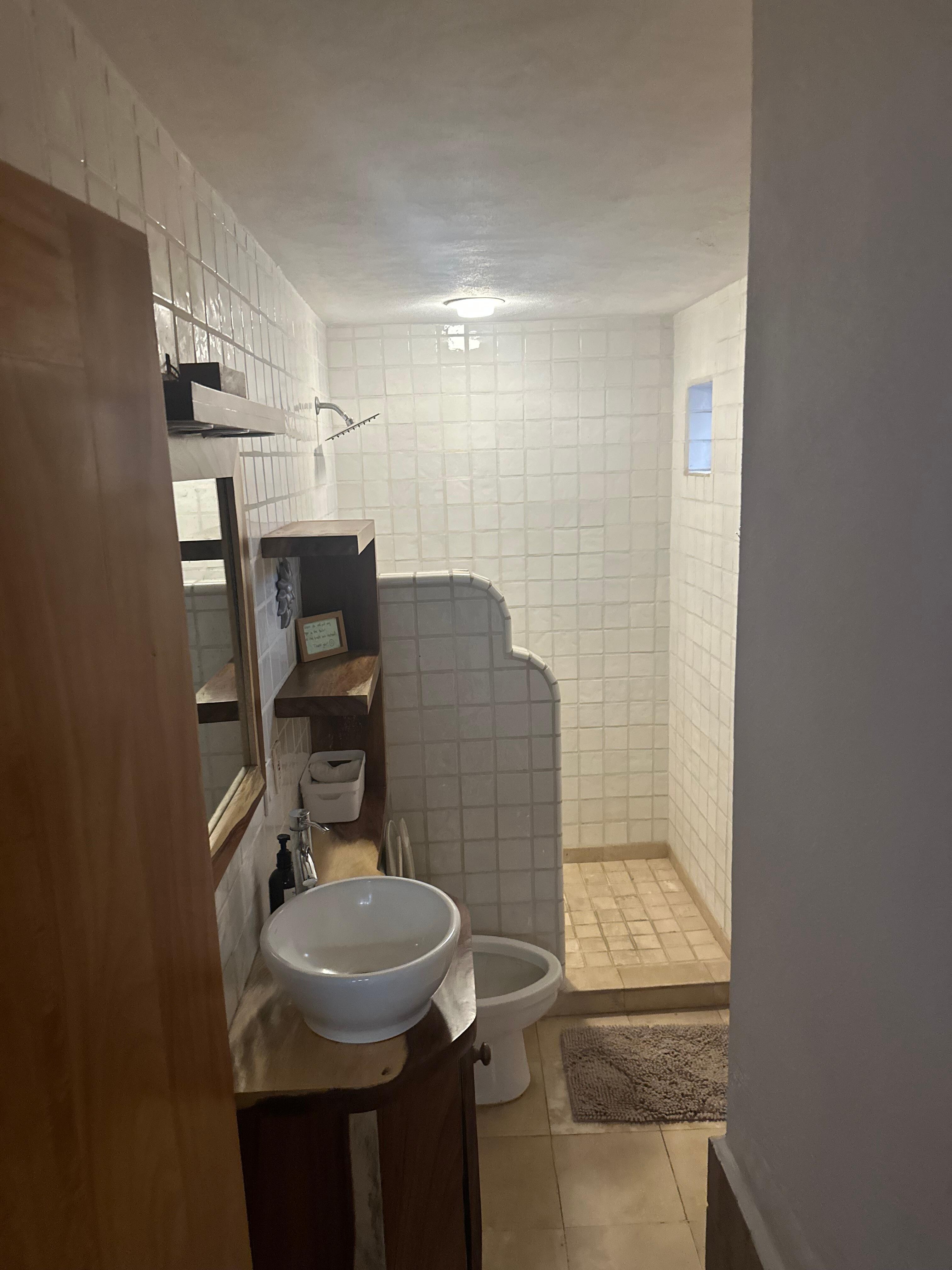 Attached bathroom to the double/twin bedroom that also has an entrance from the hallway