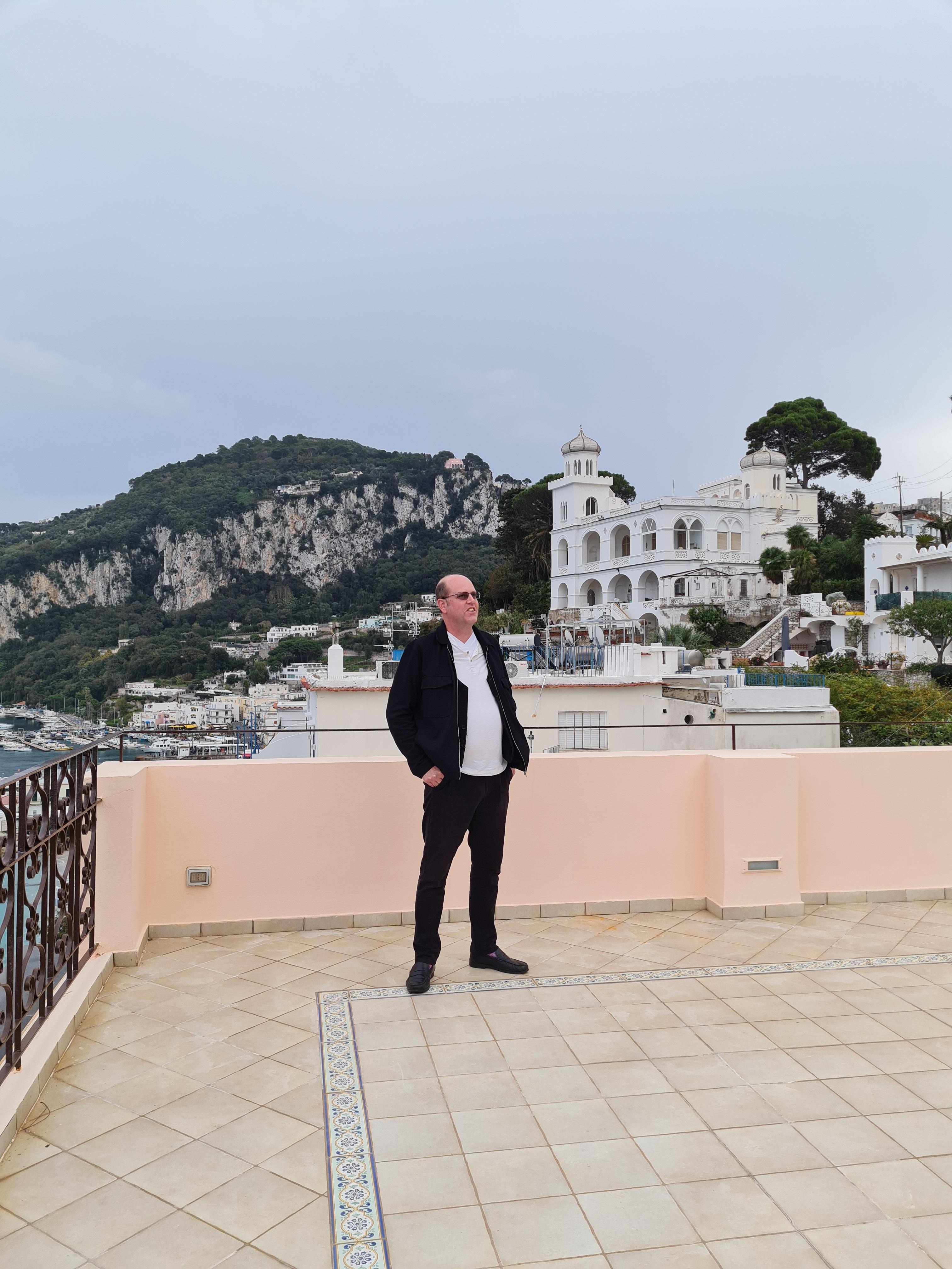 Roof supplied with sun beds and chairs 