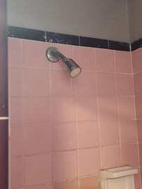 Baño sucio donde no hicieron el aseo para hospedar otro huésped