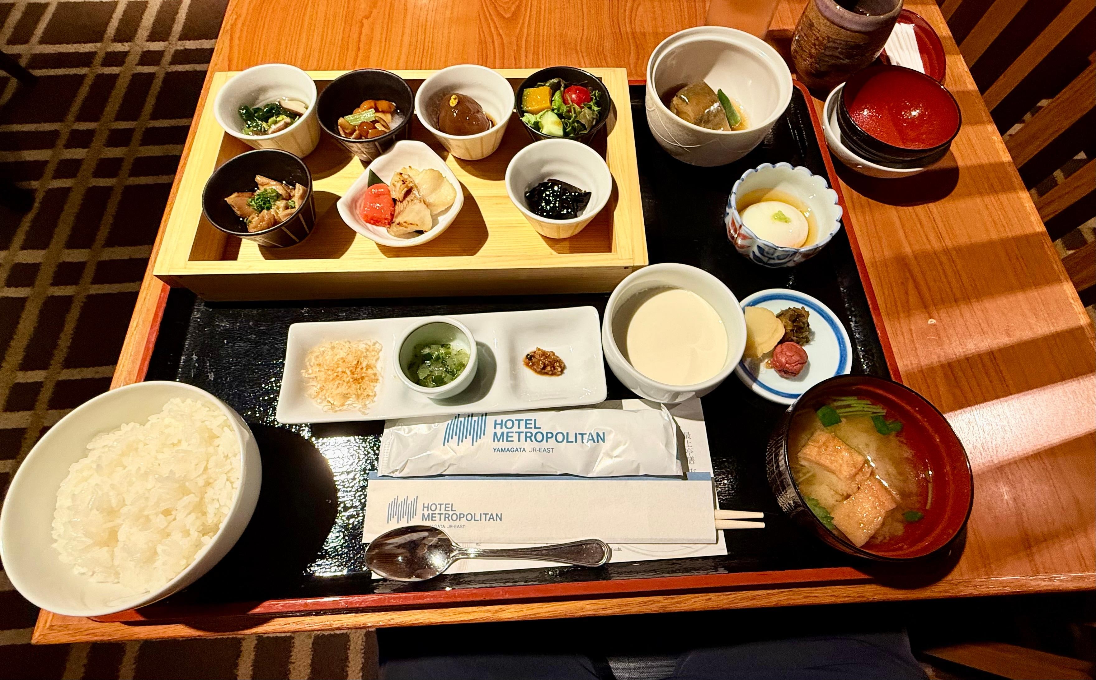 朝食　ご飯セット
他にお粥のセットもあり　味噌汁とご飯はお代わり自由です。