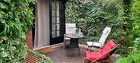 Unterkunft mit überdachter Terrasse