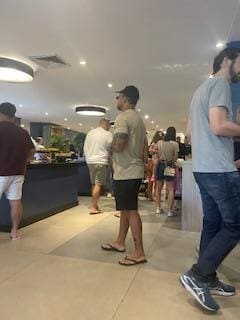 Pessoas tentando se servir no café.