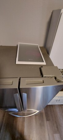 Kühlschrank dreckig, Einlegeboden liegt auf dem Kühlschrank