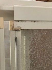 Die Duschkabine, abgesehen davon war sie so klein, dass ich als 189 cm Mensch dort kaum duschen konnte.