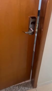 Encontrei a porta aberta quando voltei de um jantar e hotel não fez nada