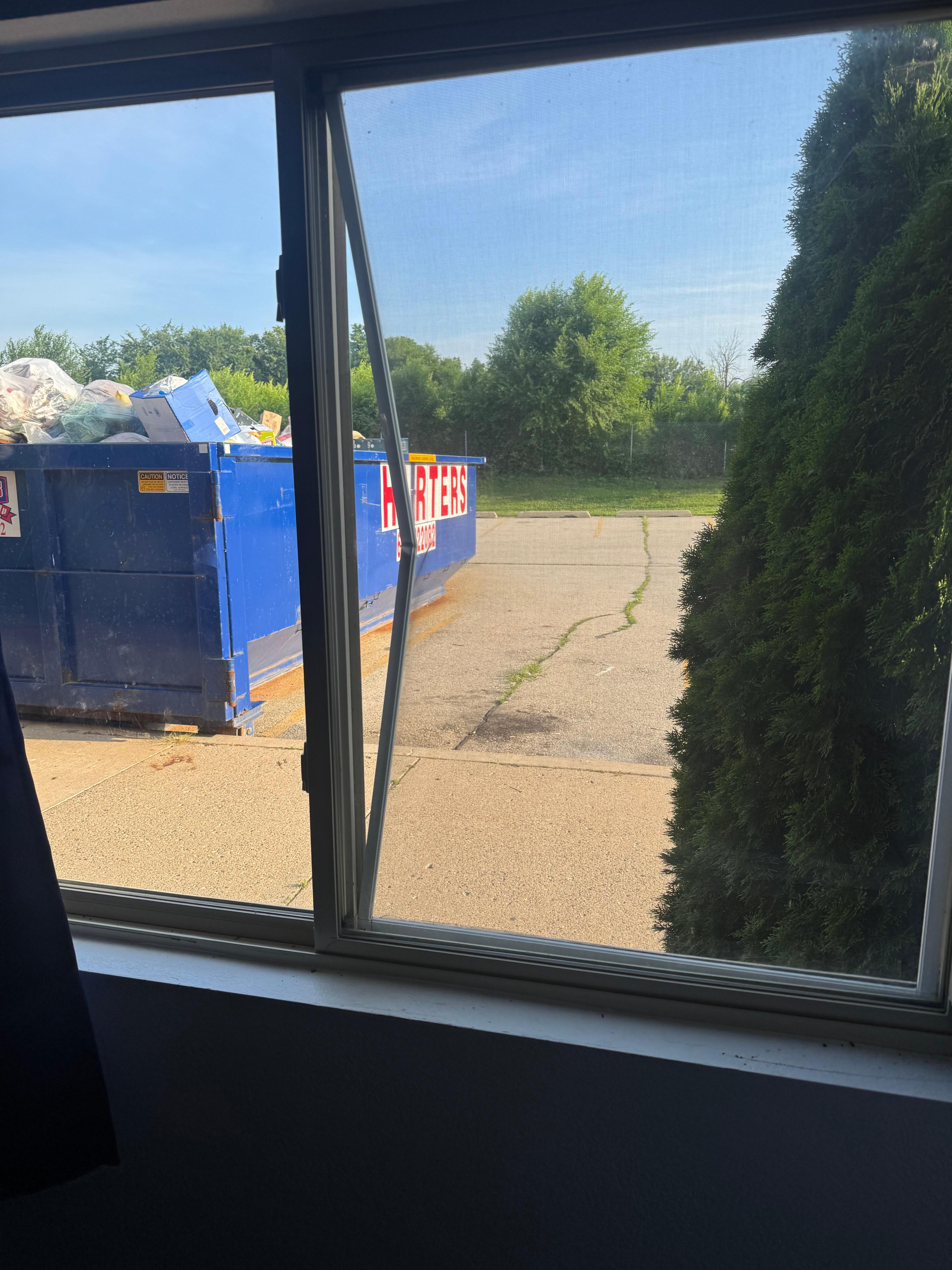 Ventanas sin seguridad rotas y basura por todos lados 