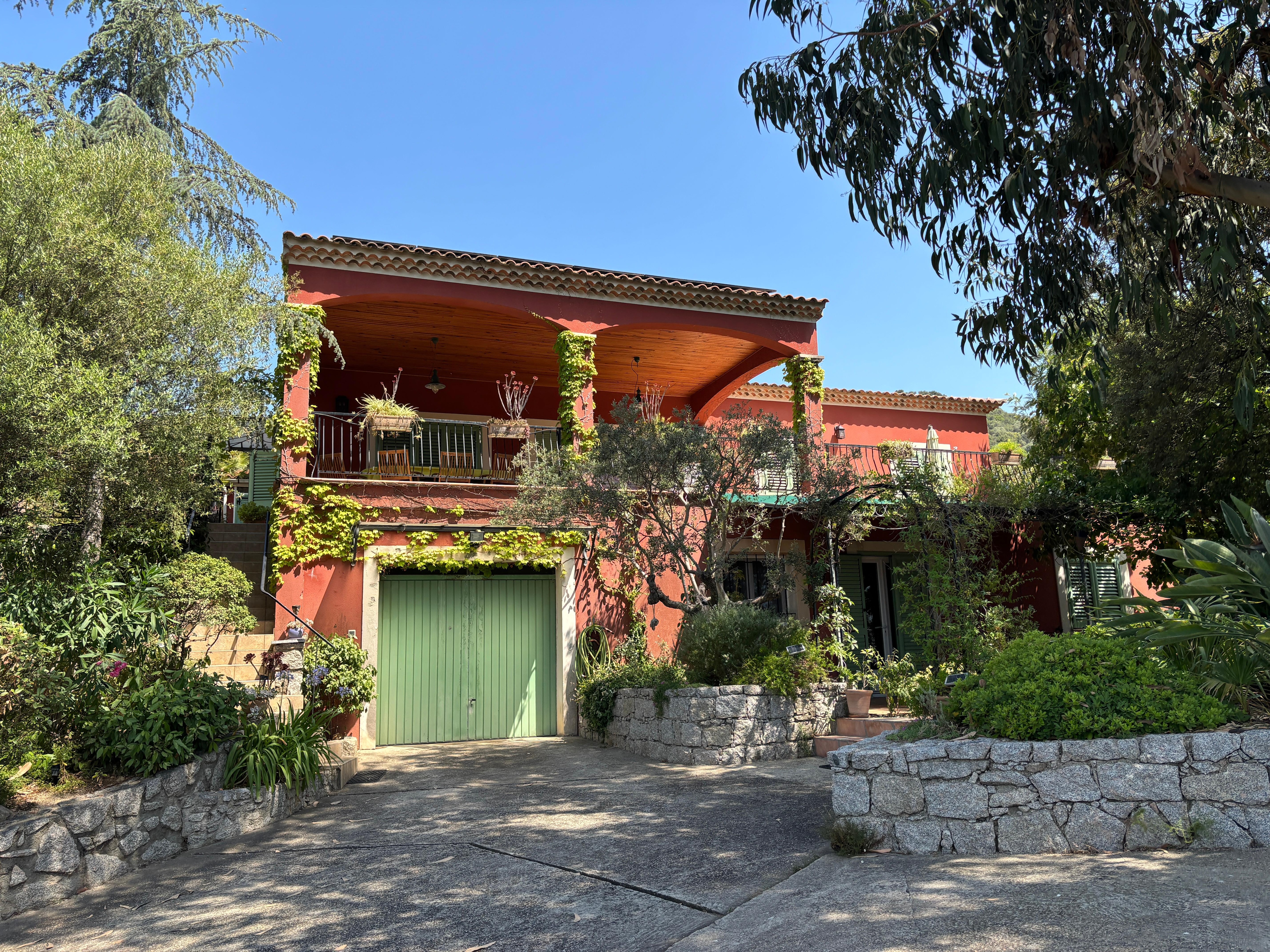 Villa, aus der Sicht des Autos. =)