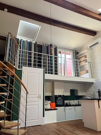 Cuisine et îlot central. A l'etage chambre et terrasse