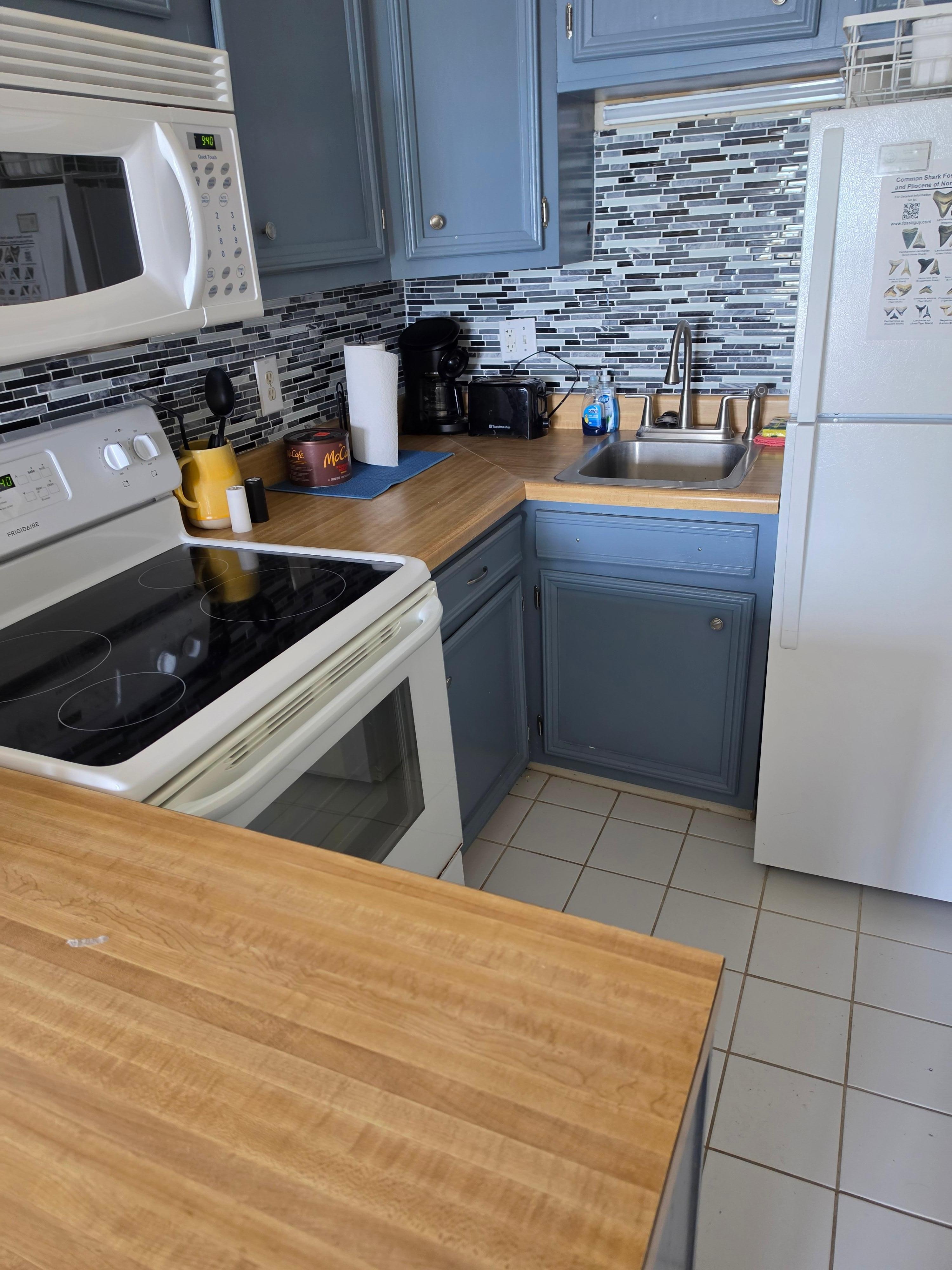 Kitchen area. Left it clean for next lucky person.