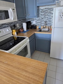 Kitchen area. Left it clean for next lucky person.