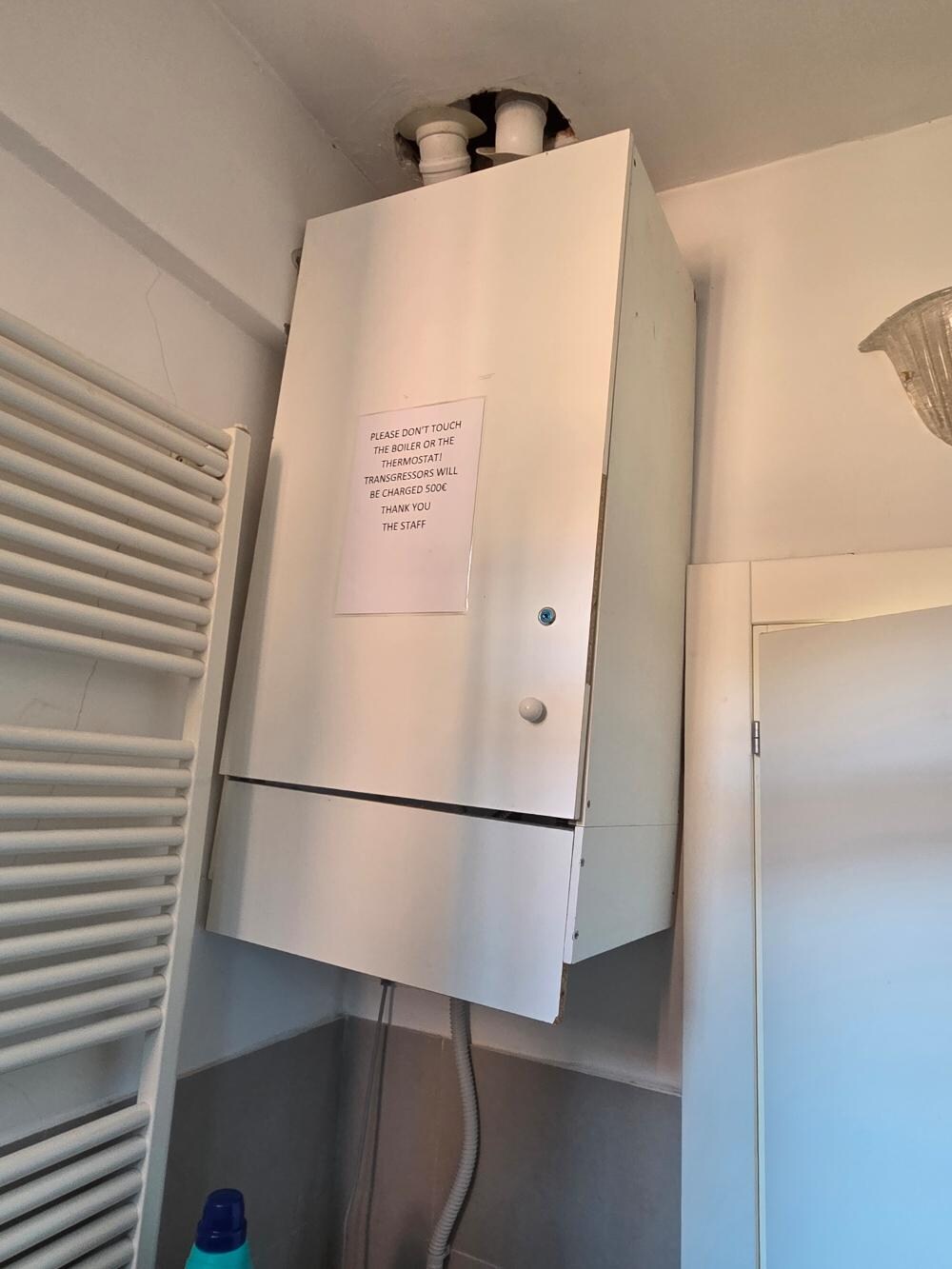 Présentation chauffe eau et accueil visiteur ( "amende 500 euros) pas luxueux