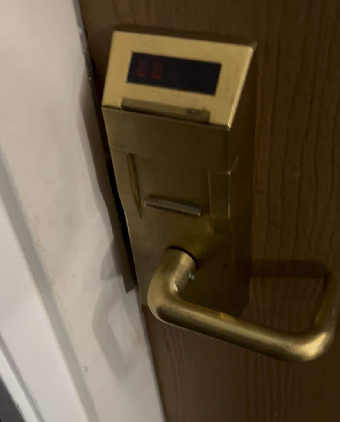 Door casing is a bit dirty and door doesn’t work. 