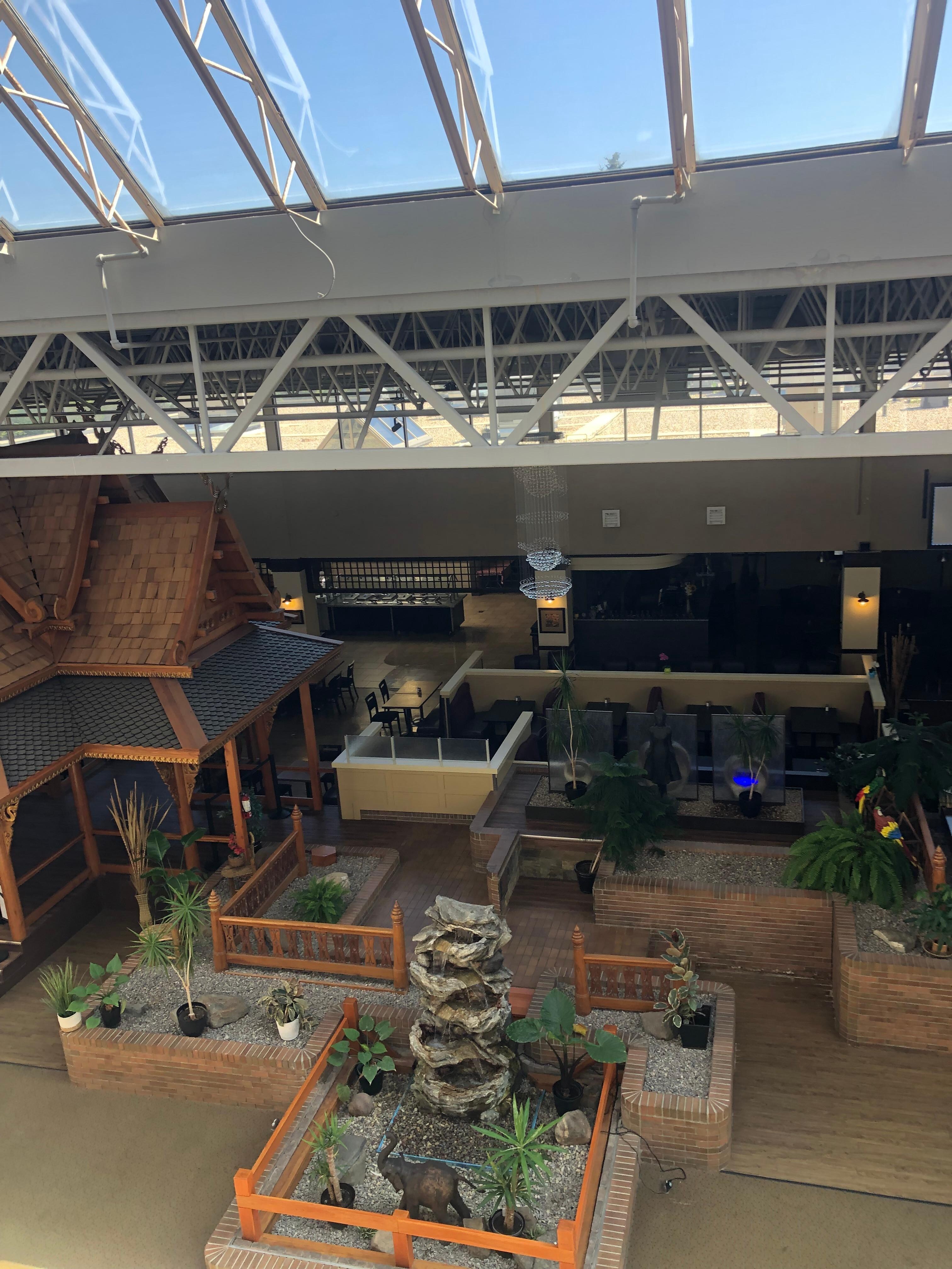 Breakfast area behind fountain 