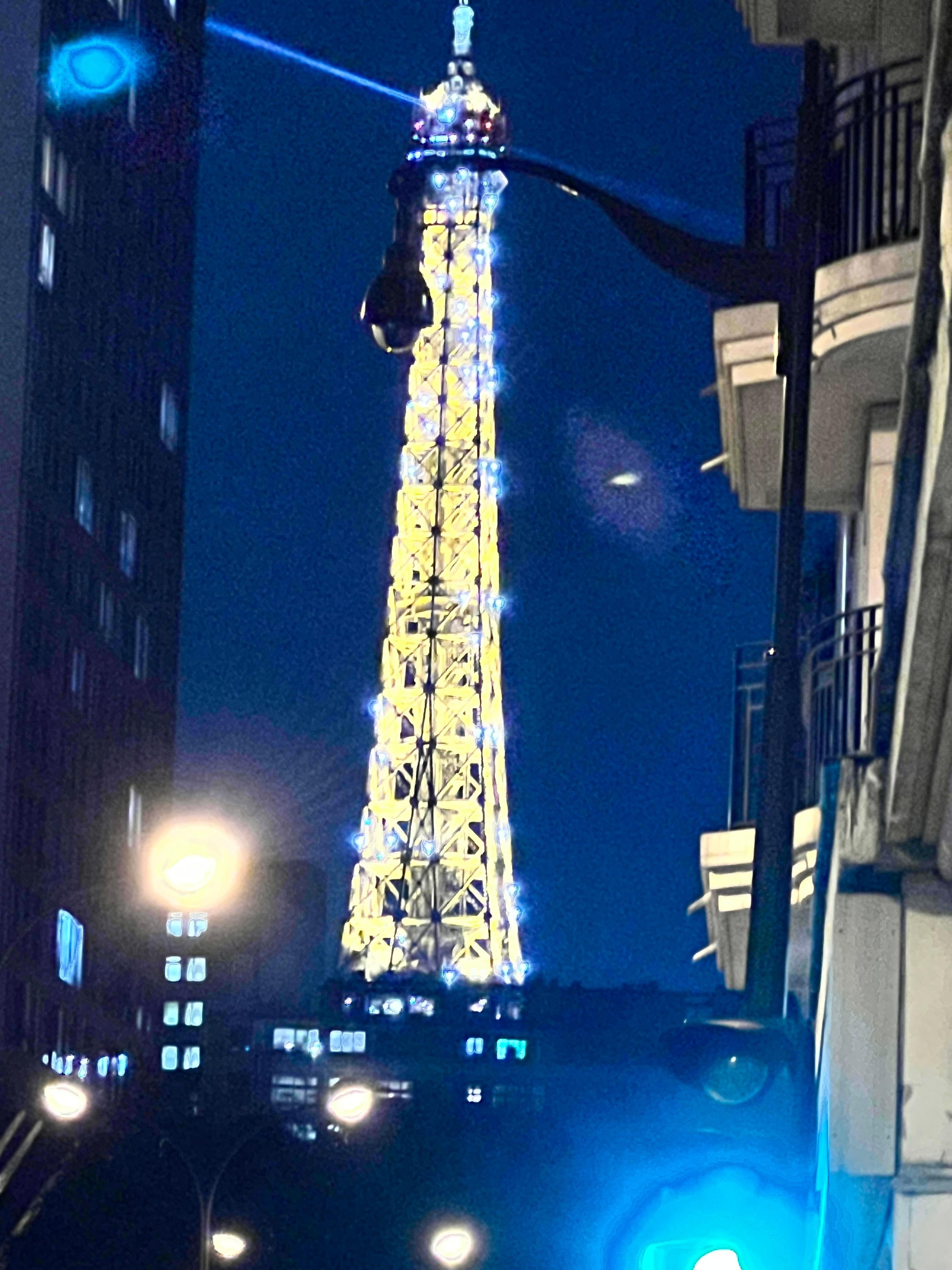 Fin utsikt til tårnet når man står utenfor hotellet på «by»-siden.