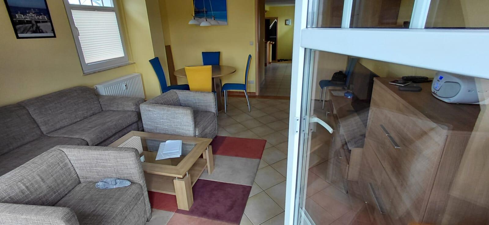 Wohnzimmer , Blick vom Balkon rein